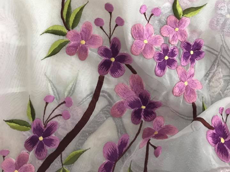 Hoa văn của rèm voan thêu tay được làm rất tỉ mỉ
