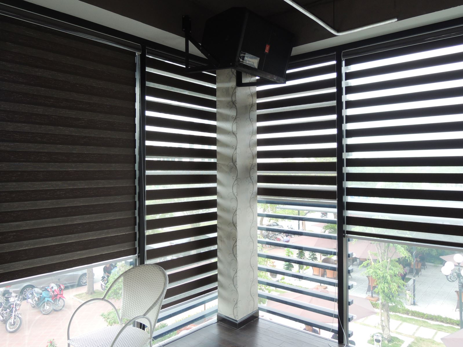 Lắp rèm cuốn cầu vồng cho quán cà phê