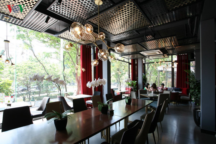 images25399923vovterracecafe03kujy