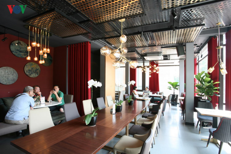 images25399966vovterracecafe06dqzr