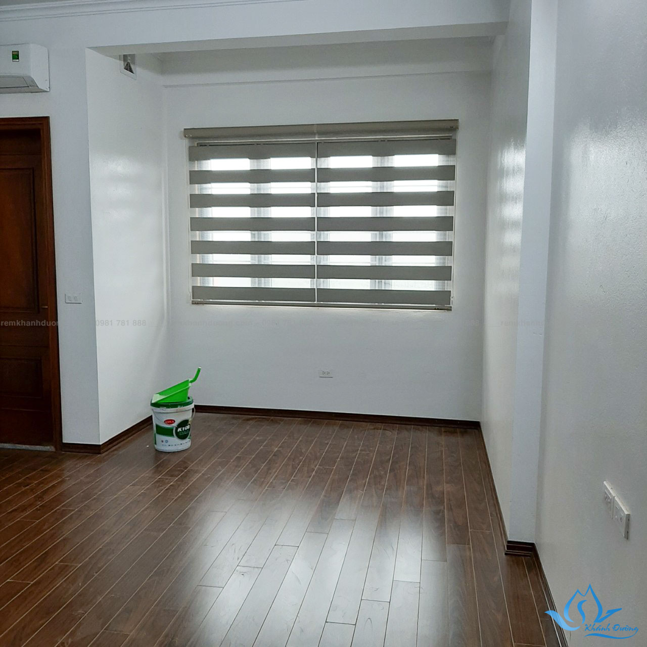 Bạn có thể vệ sinh rèm cầu vồng PE 731 bằng nhiều cách như bằng máy hút bụi, khăn hay chổi mềm