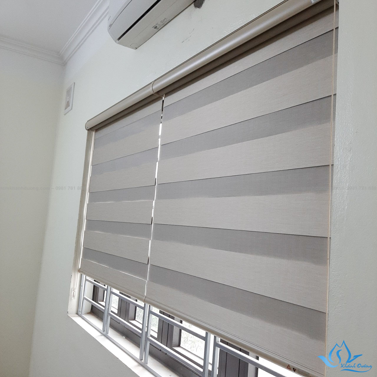 Bề mặt vải rèm khá trơn nhẵn nên hạn chế bắt bụi