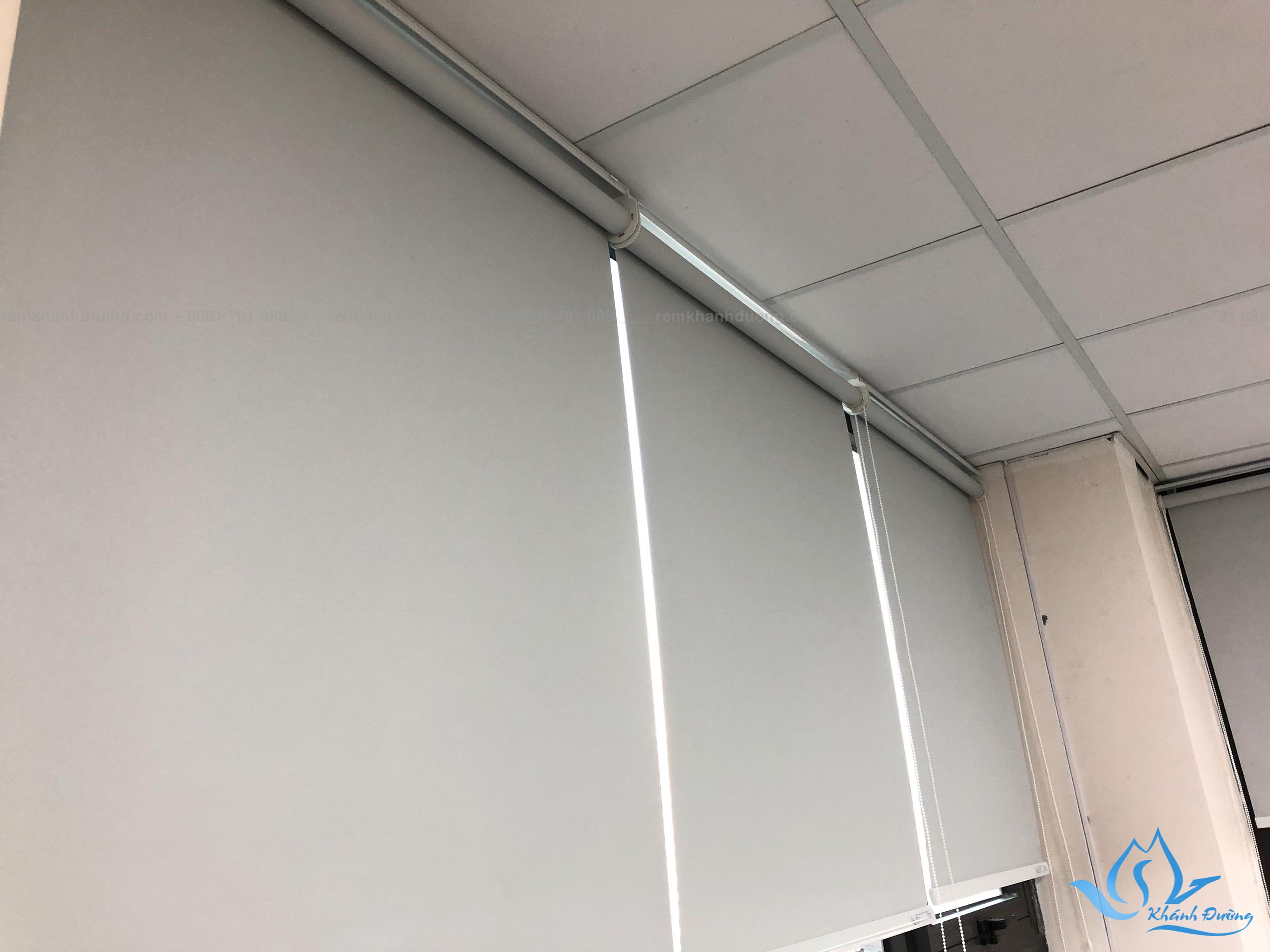 Rèm cuốn cản sáng với cơ chế cuốn tròn đồng trục nên rèm không chiếm quá nhiều diện tích trong không gian nhưng vẫn đảm bảo được khả năng che chắn