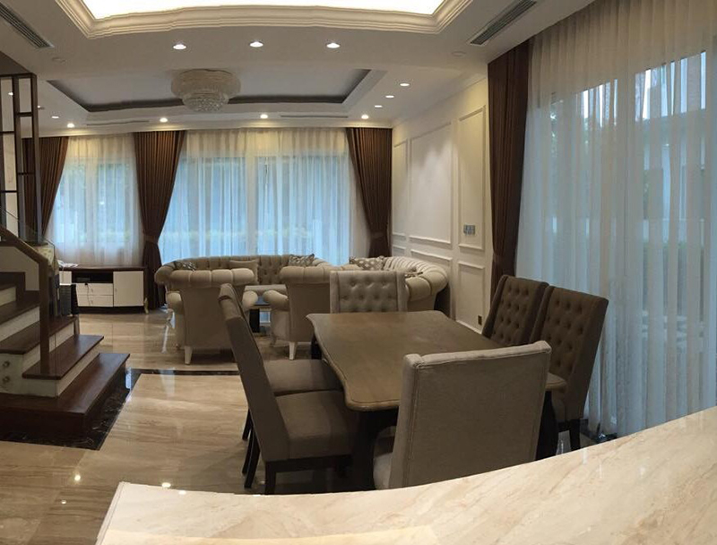 Rèm vải hai lớp tạo ra không gian sang trọng, kín đáo