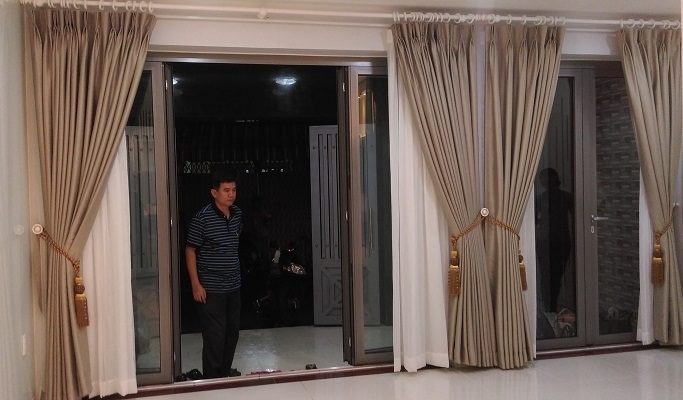 Rèm cửa màu nâu được sử dụng cho phòng khách