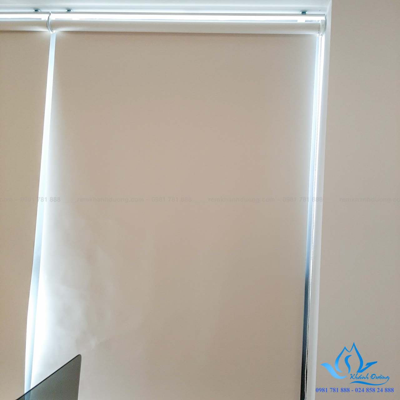 rem-cuon-rcn-101-chong-nang-dep-cho-van-phong-quan-thanh-xuan-ha-noi-1-1 Chất liệu vải rèm cuốn rất bền và có thể cản nắng, cản nhiệt