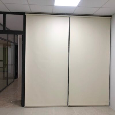 Rèm cuốn tối giản che vách kính cho văn phòng tại Lê Văn Lương, Hà Nội 2024