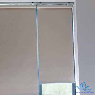 Rèm cuốn nhà chú Mạnh được chia nhỏ để phù hợp với ô cửa số rộng