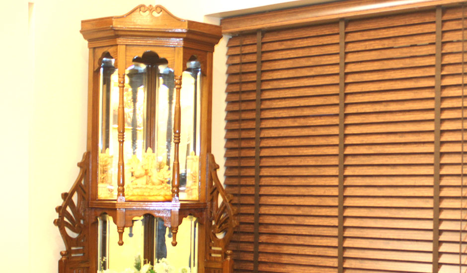 Rèm cửa với thanh gỗ mỏng tạo cảm giác thoáng mát cho căn phòng