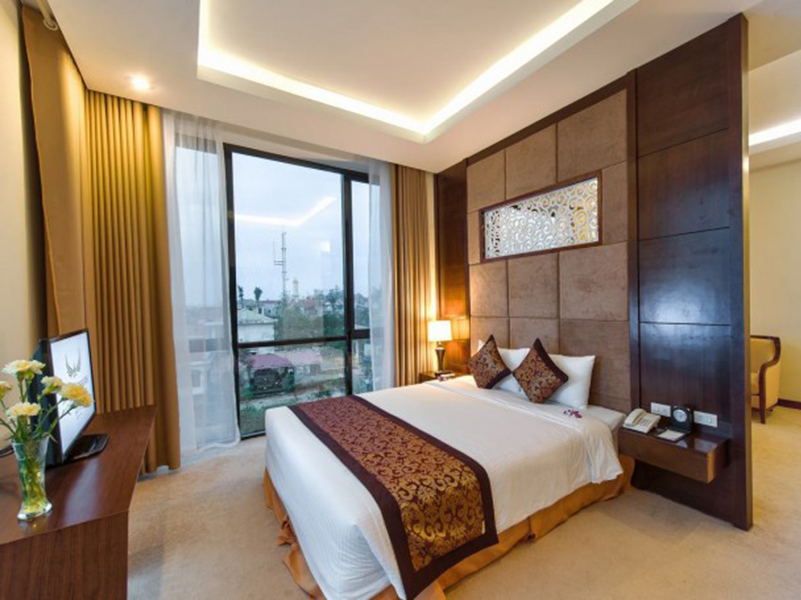 Rèm cửa kính rộng trong phòng ngủ của khách sạn – kiểu rèm rủ 2 lớp