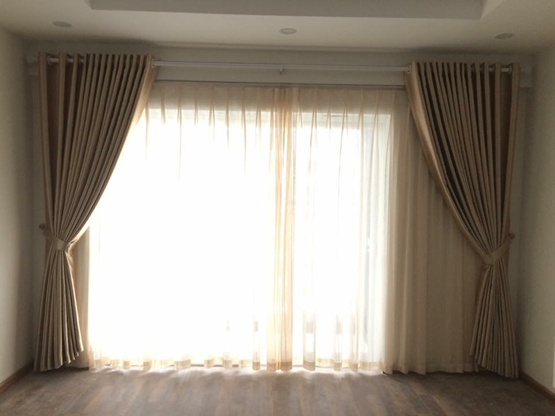 Rèm vải hai lớp cho cửa loza phòng khách chung cư đẹp