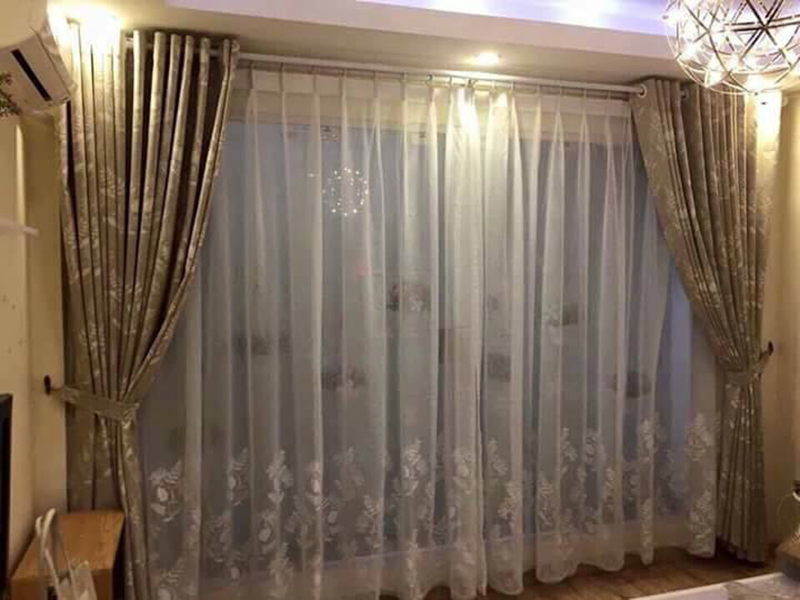 Rèm vải hai lớp hoa văn màu kem sáng cho không gian hiện đại tại Nguyễn Văn Cừ