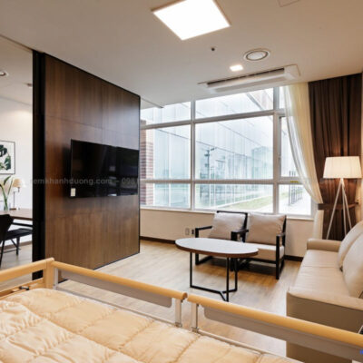 Hai lớp vải HL-102 đẹp đẽ buông xuống bên ô cửa sổ phòng bệnh