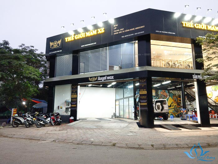 Các họa tiết hoa văn được in chìm trên nền vải rèm phòng khách