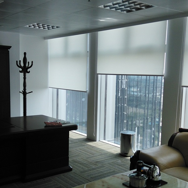 Khách hàng có thể đặt rèm cuốn với kích thước dành cho cửa sổ rộng