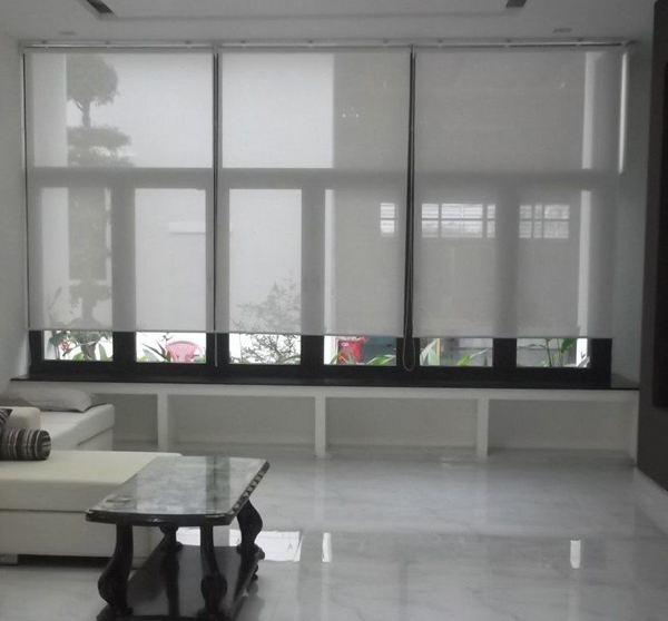 Rèm cuốn màu trắng dành cho phòng khách hiện đại