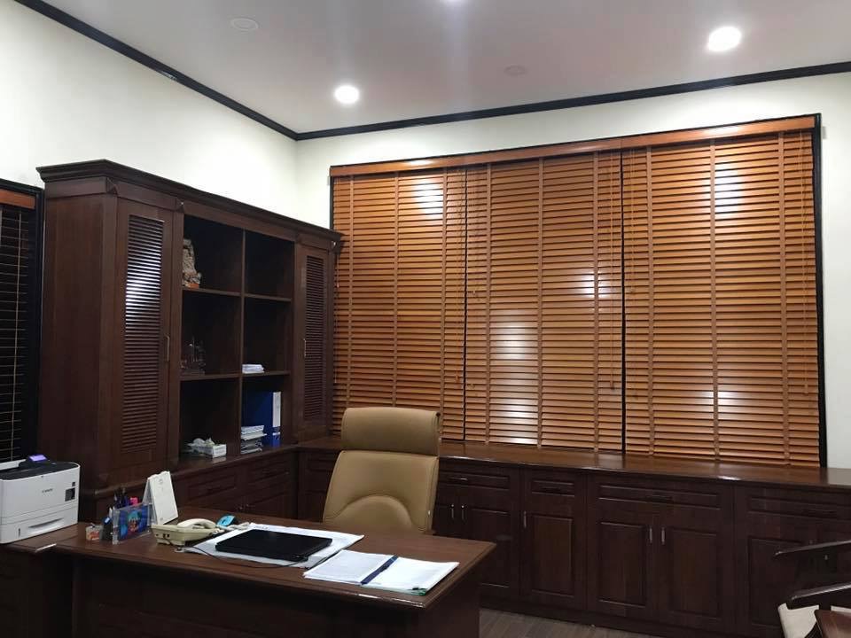 Rèm gỗ màu nâu dành cho văn phòng