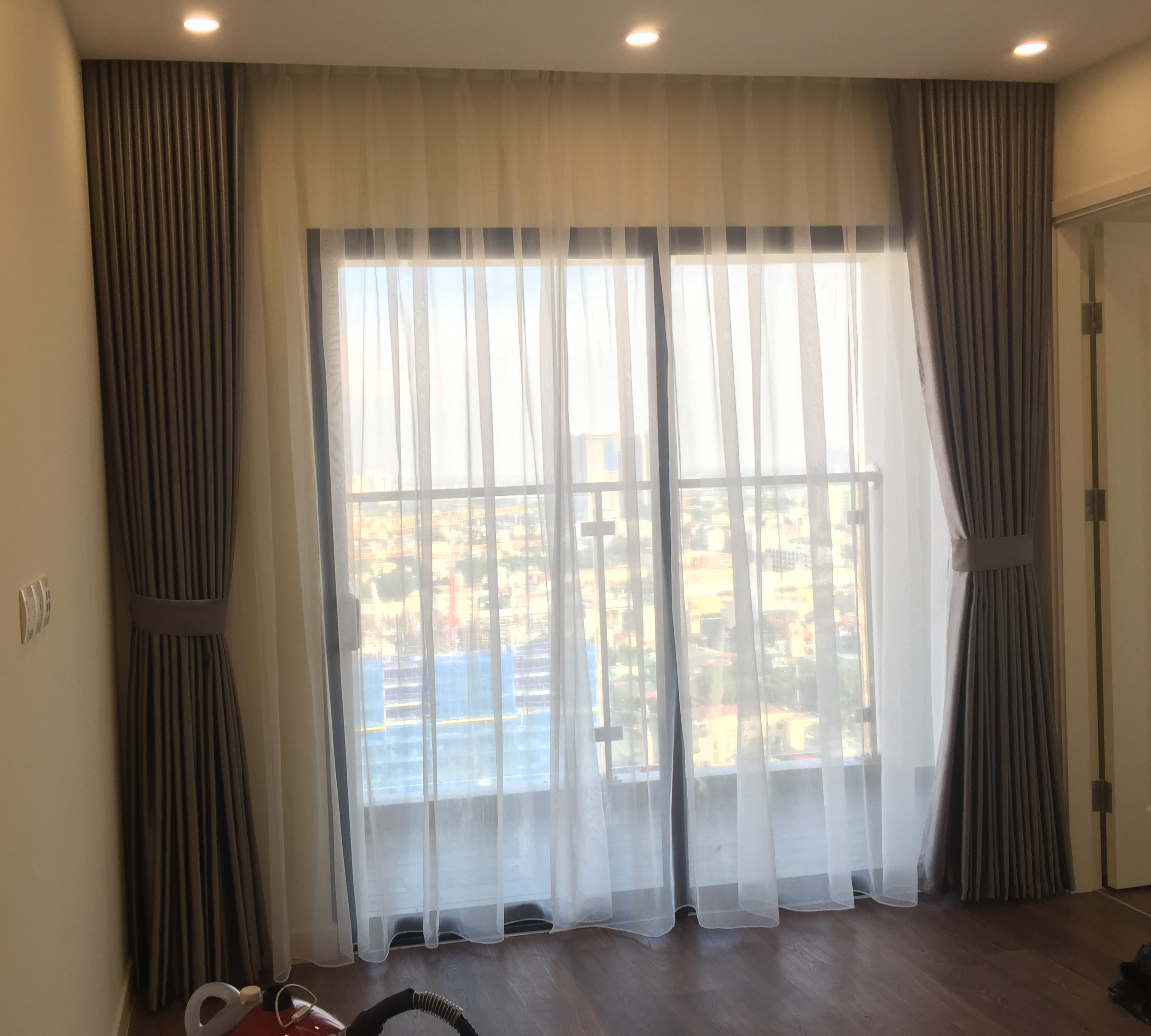 Rèm vải một màu HH-635 có độ dày dặn và khả năng chống nắng vượt trội