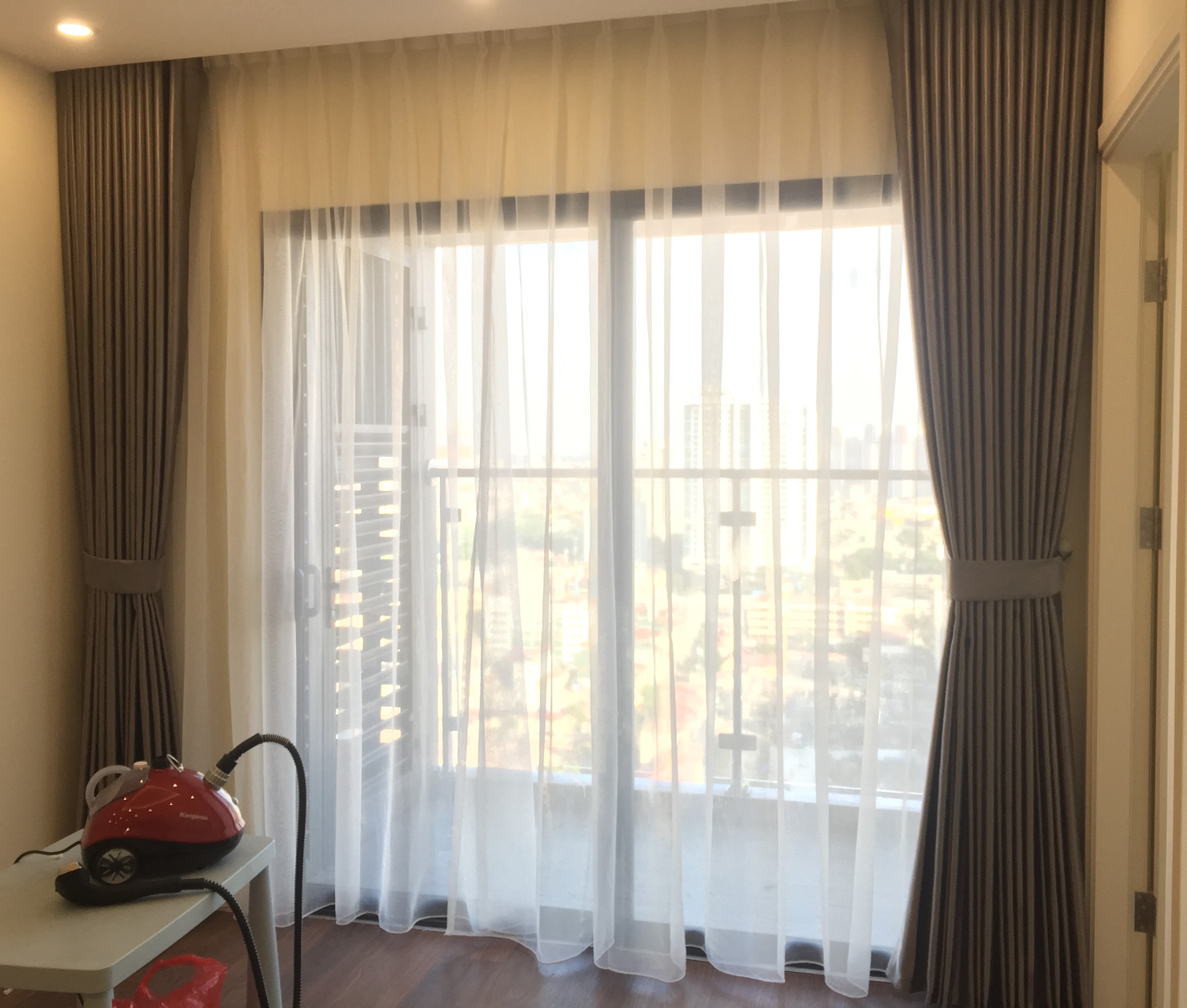 Rèm vải thô HH-635 được làm theo kiểu may ly, được hiểu là các múi trên đầu vải được may nhún lại.