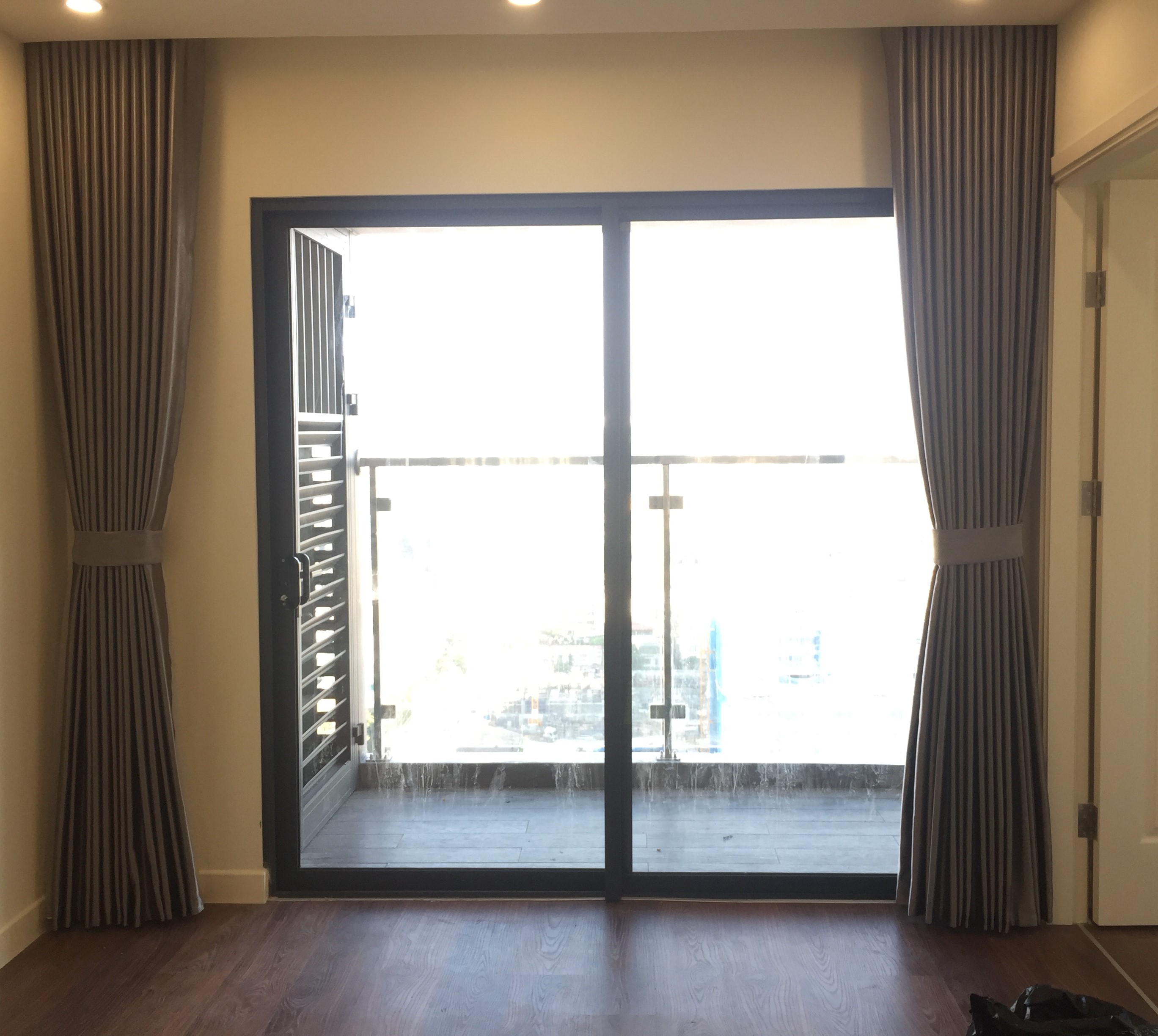 Rèm vải thô HH-635 được thiết kế để người dùng có thể dễ dàng điều chỉnh phù hợp với nhu cầu sử dụng