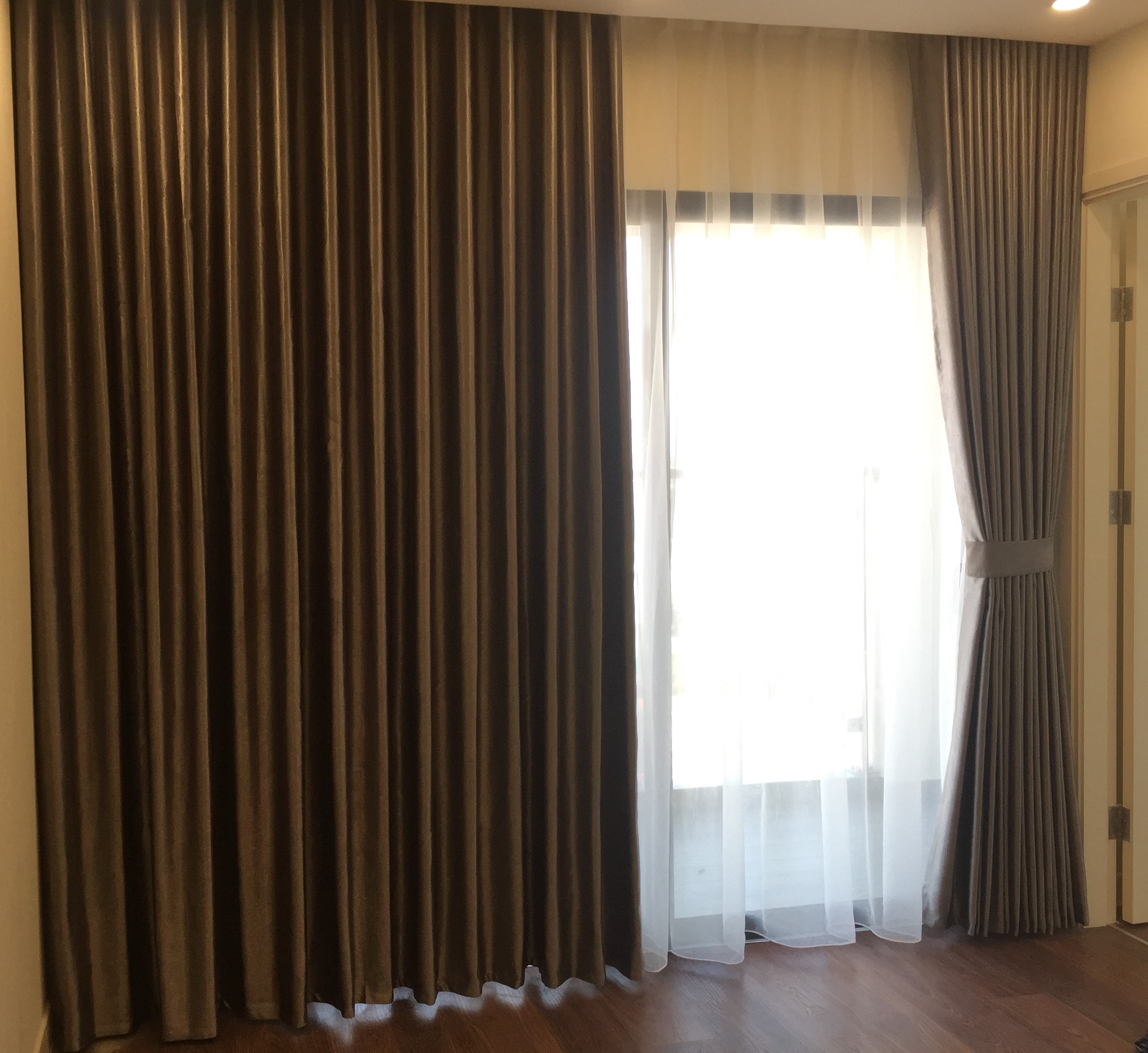 Rèm vải thô HH-635 được làm từ chất liệu vải thô - một loại vải được dệt từ sợi tự nhiên như bông, gai