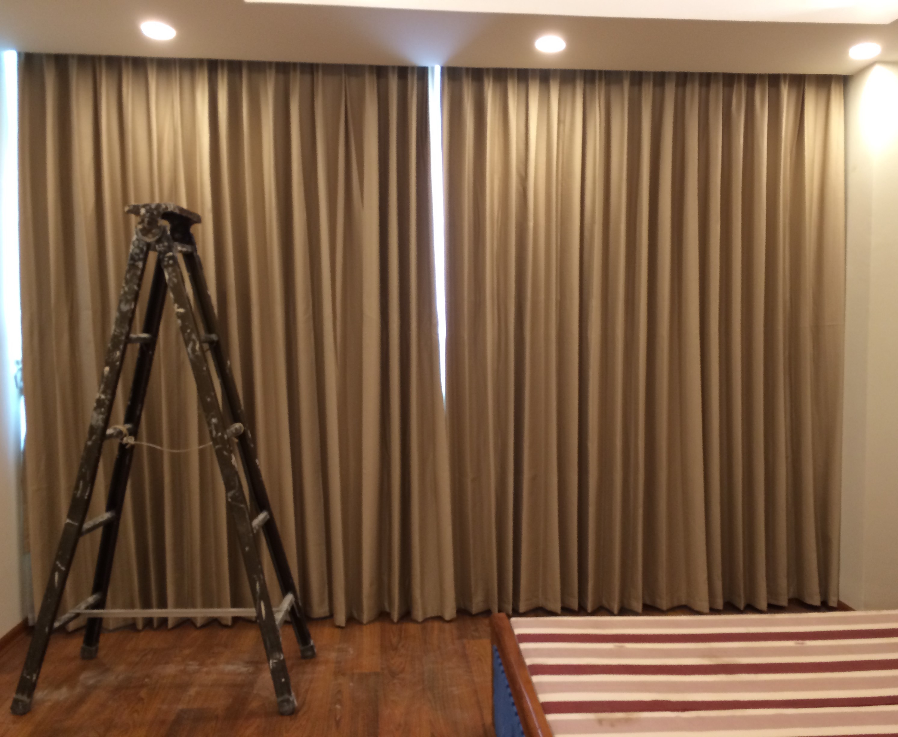 Bức tường màu trắng sẽ làm tôn lên màu sắc của rèm vải một màu HH-638 Bức tường màu trắng sẽ làm tôn lên màu sắc của rèm vải một màu HH-638