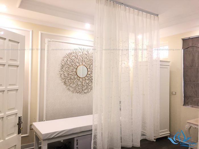 Lắp đặt rèm voan trắng thêu hoa cho spa ở 10 Vũ Phạm Hàm