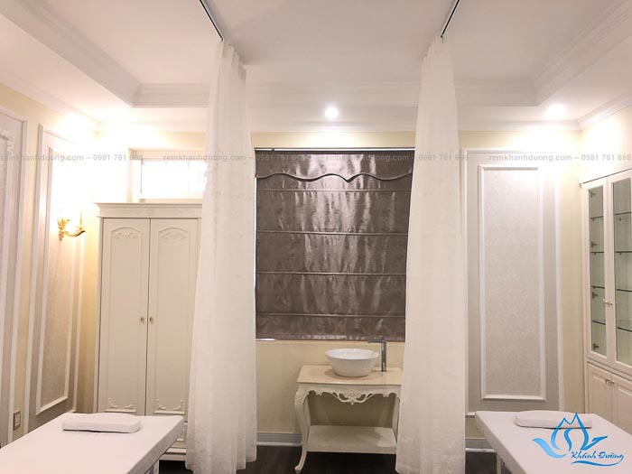 Lắp đặt rèm voan trắng thêu hoa cho spa ở 10 Vũ Phạm Hàm