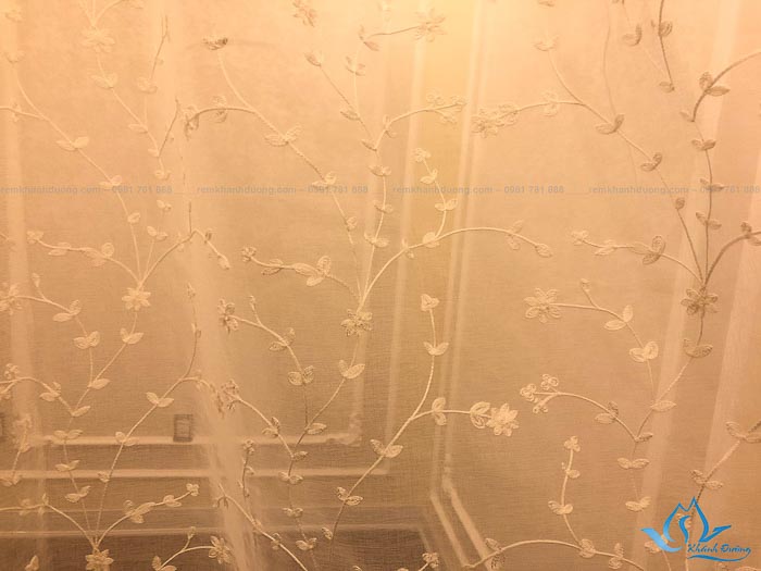 Lắp đặt rèm voan trắng thêu hoa cho spa ở 10 Vũ Phạm Hàm