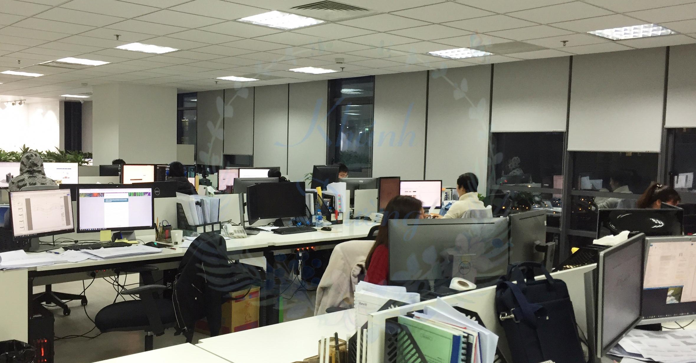 Rèm cuốn dành cho văn phòng có cửa kính lớn